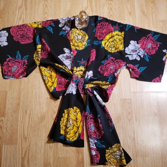 Pretty floral cover up/blouse. - Picture 6 of 11